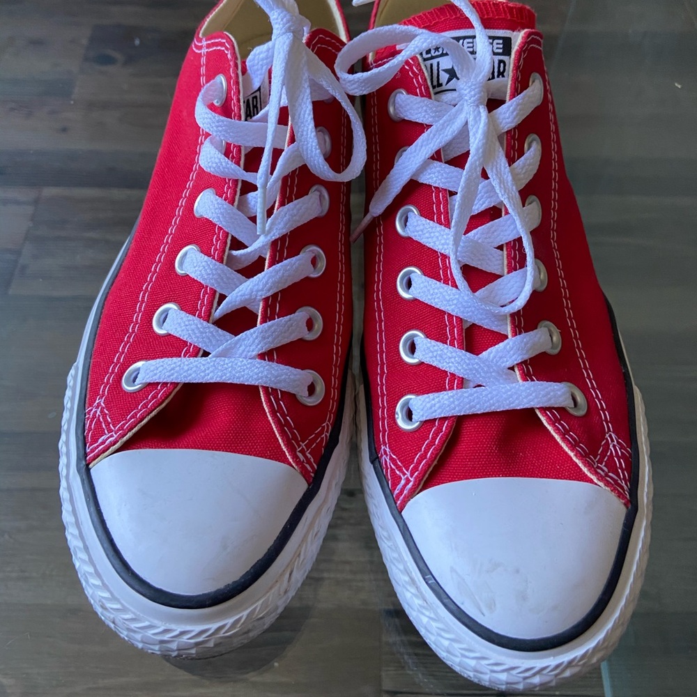 Red Converse Chuck Taylor low 7.5/9.5